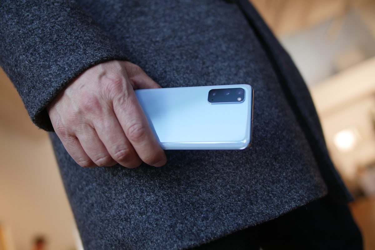 sosteniendo Galaxy S20+