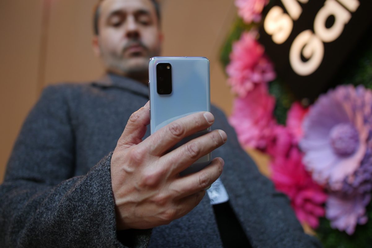 hombre mirando Galaxy S20