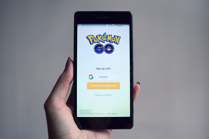 Teléfono con la app de Pokémon Go