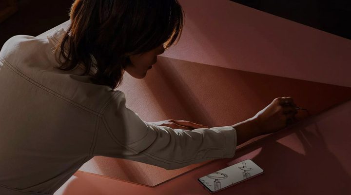 Usuario trabajando con su teléfono al lado