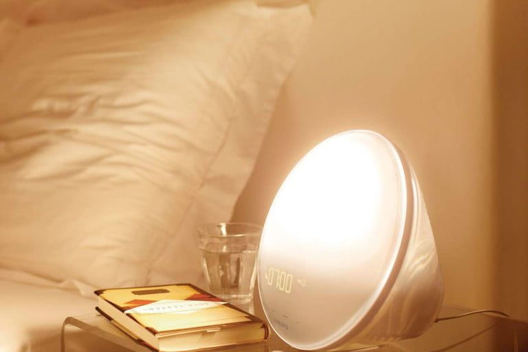 lámpara de terapia de luz Philips Wake-Up Light Therapy Alarm Clock