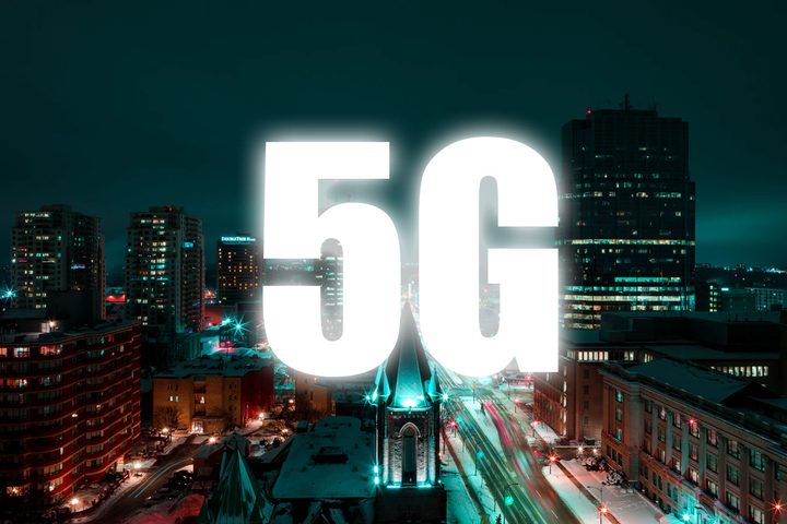 Una ciudad por la noche con el logo de la red 5G. Los teléfonos móviles 5G del mercado.