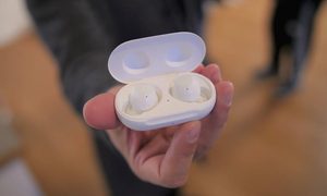 Unos Galaxy Buds en su estuche. Apple vs. Samsung: ¿cuáles serán los audífonos del año?