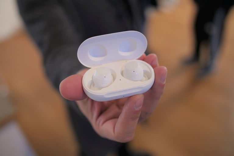 Unos Galaxy Buds en su estuche. Apple vs. Samsung: ¿cuáles serán los audífonos del año?