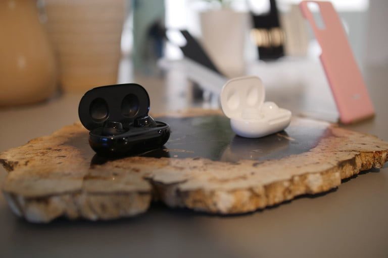 Auriculares Galaxy Buds. Apple vs. Samsung: ¿cuáles serán los audífonos del año?