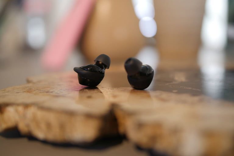 Samsung Galaxy Buds+ sobre una mesa