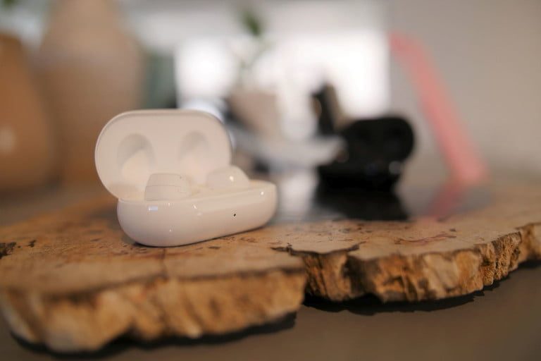 Unos audífonos Galaxy Buds. Apple vs. Samsung: ¿cuáles serán los audífonos del año?
