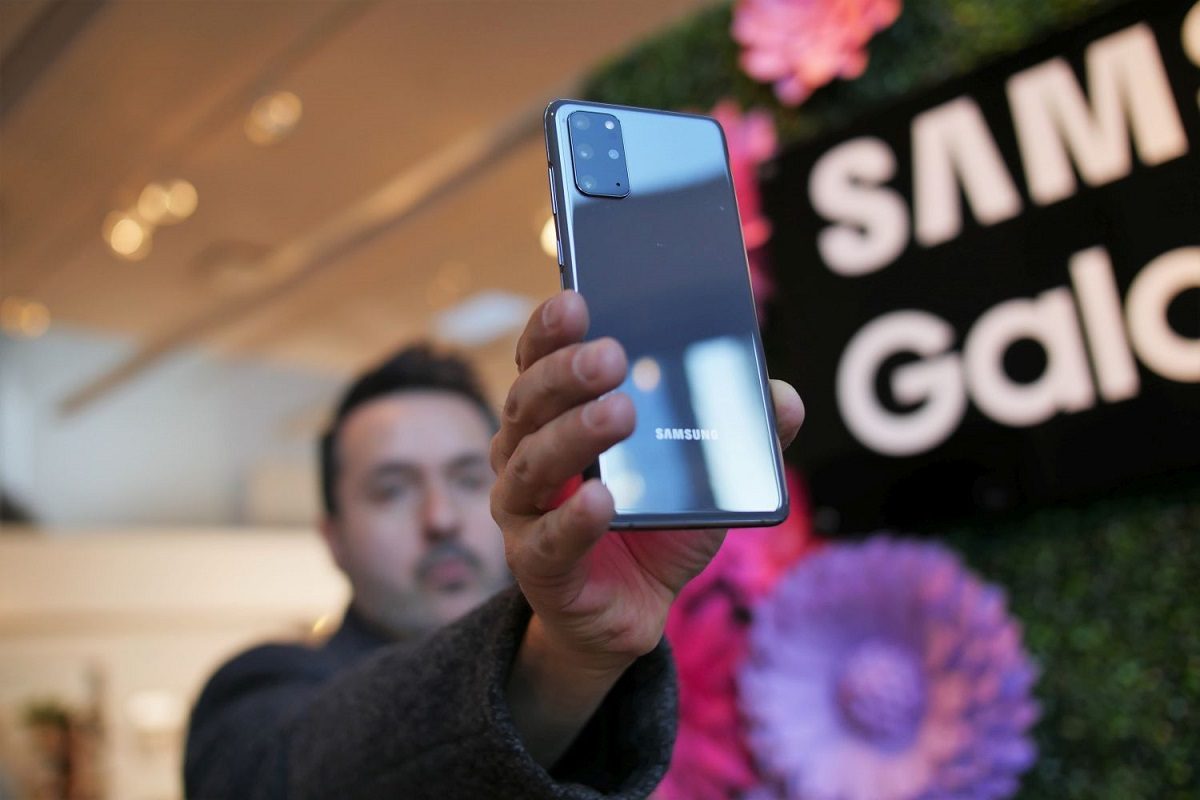 sosteniendo en alto el Samsung Galaxy S20 Plus