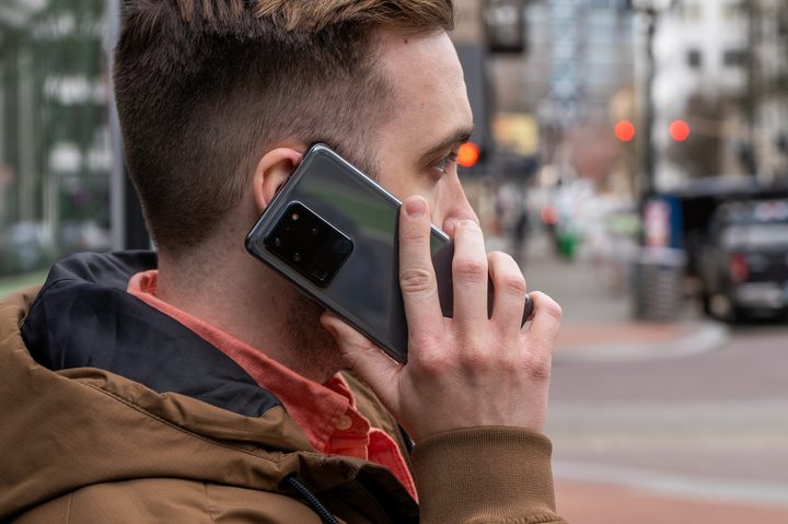un hombre sostiene con su mano el galaxy S20 Ultra