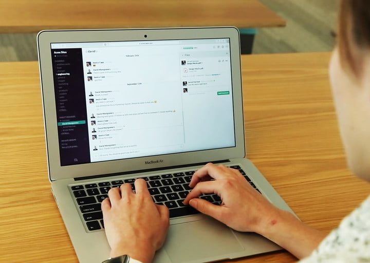 Hombre trabajando en una portatil con Slack