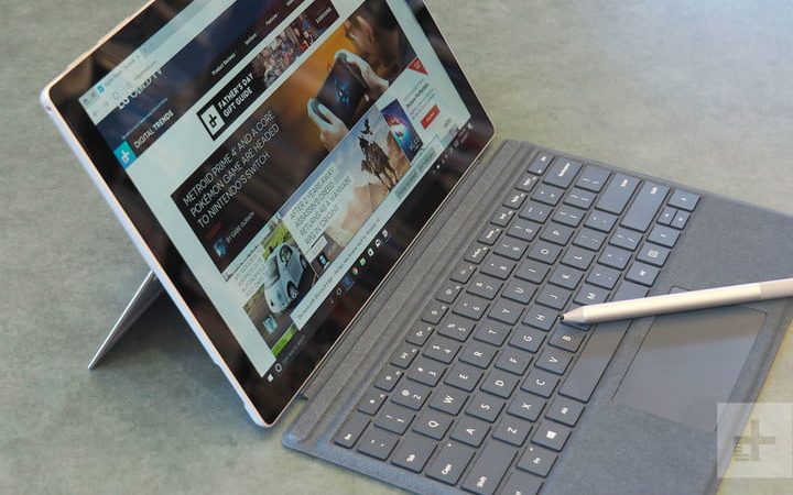 Surface Pro 6 vs. Surface Pro 5 con teclado y una stylus