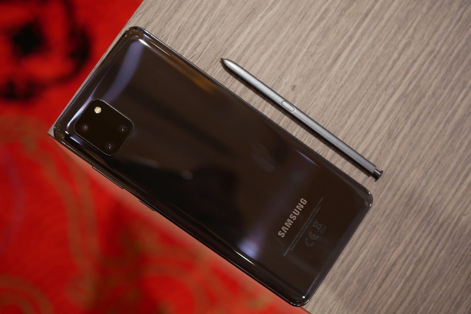 Un Galaxy Note 10 sobre una mesa