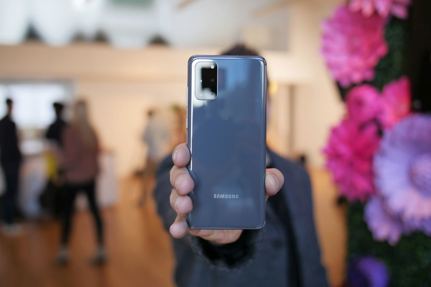 Una persona sostiene el teléfono Samsung Galaxy S20