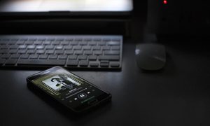 Un teléfono con la aplicación de Spotify en pantalla