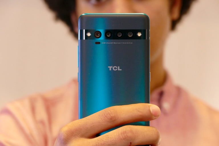 Una persona sostiene un teléfono TCL 10 Pro