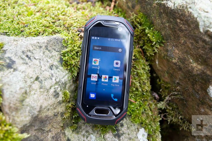 un teléfono pequeño en el suelo