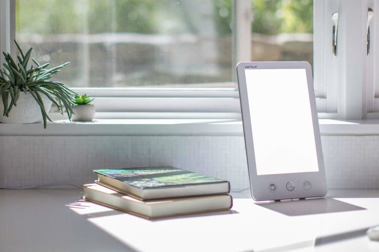 lámpara de terapia de luz Verilux HappyLight Luxe