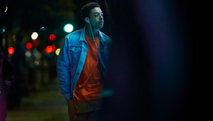 Usuario escuchando música en la calle