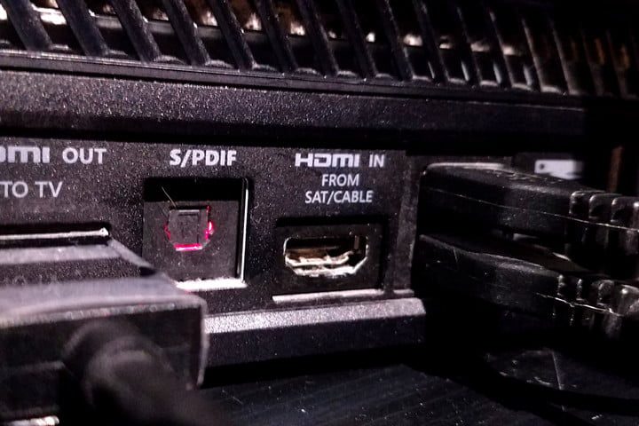 Vista de parte trasera de Xbox mostrando conectores y cables