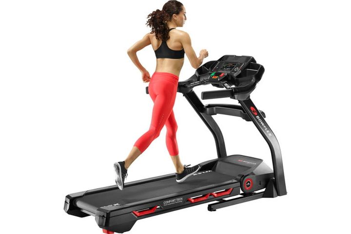 una chica encima de una cinta de correr