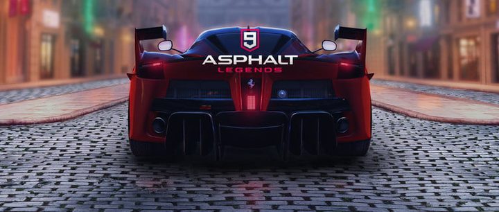Pantalla de Asphalt 9 mostrando la parte trasera de un auto deportivo en las calles de una ciudad