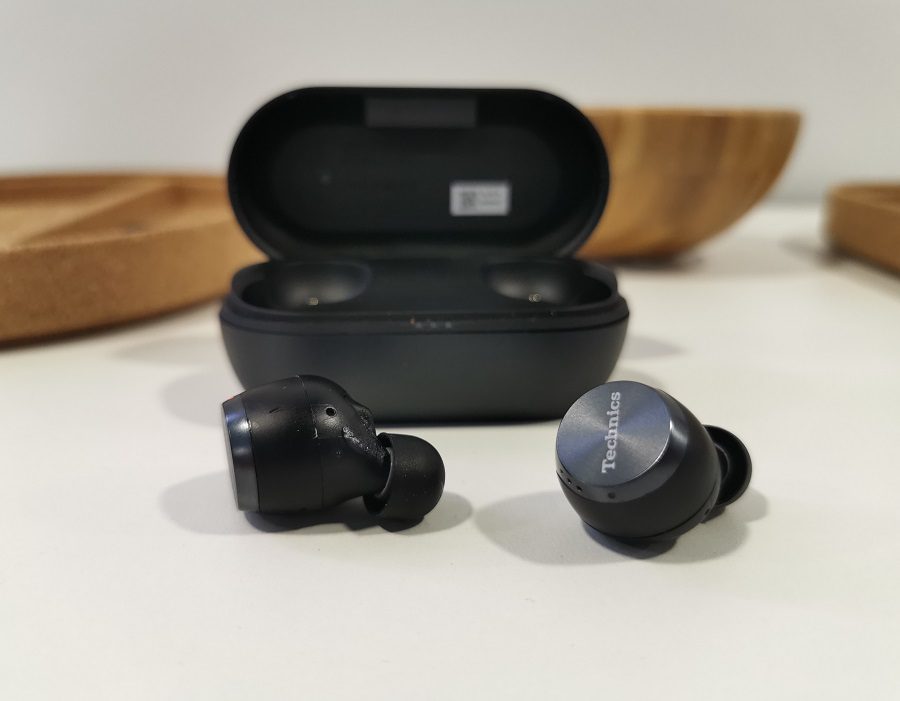 auriculares Technics AZ70W de color negro junto con el estuche de carga