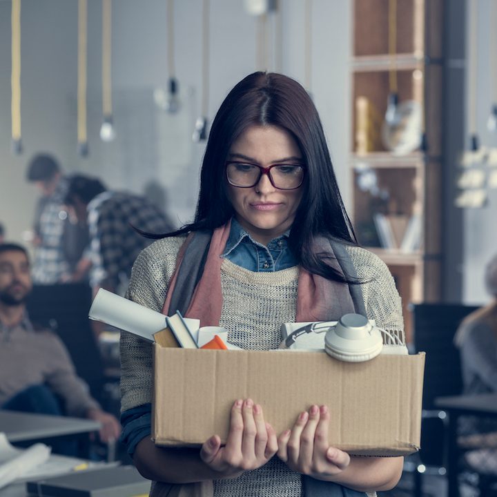 Mujer que acaba de perder su trabajo - ayudas al desempleo