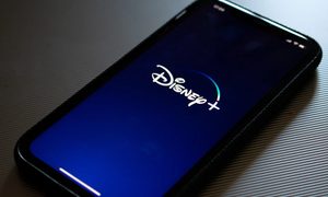 Un teléfono con el logo de Disney Plus