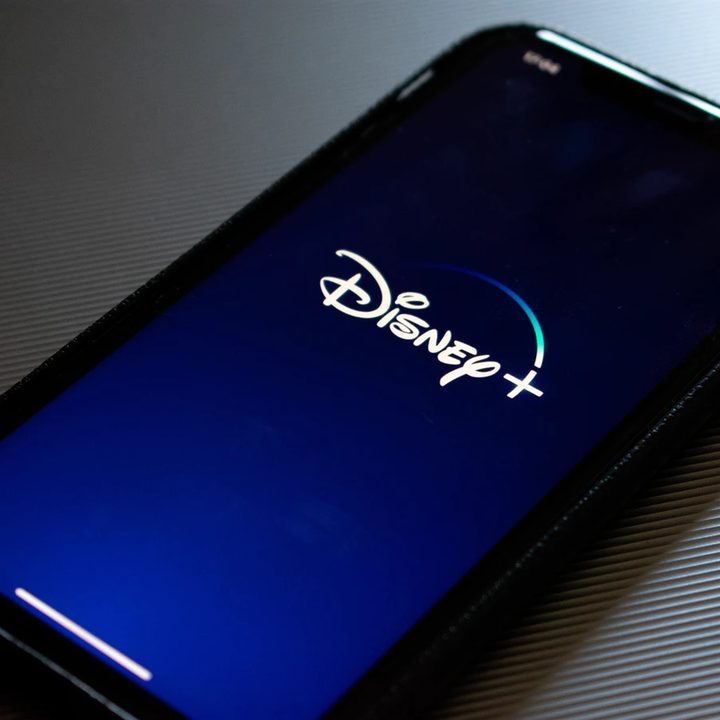 Un teléfono con el logo de Disney Plus