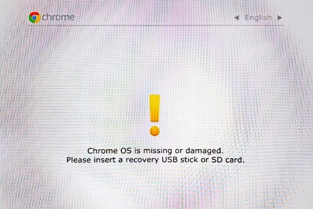Pantalla de aviso de Chromebbok avisando que el sistema operativo esta dañado y pidiendo insertar USB o SD card