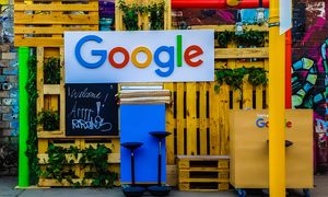 El logo de Google en un parque