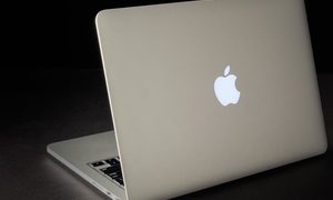 Una MacBook Pro 2015 sobre un fondo negro. Conoce comprar una MacBook Pro 2015