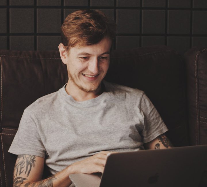 Joven usando una laptop con la mejor relación calidad precio