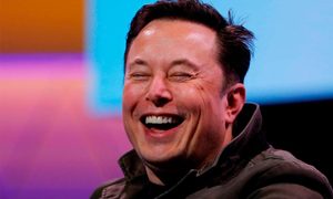 Elon Musk sonríe