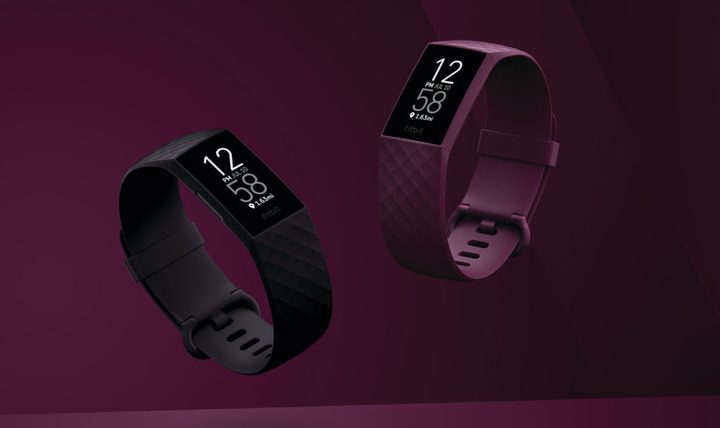 La Fitbit Charge 4 sobre un fondo vino.