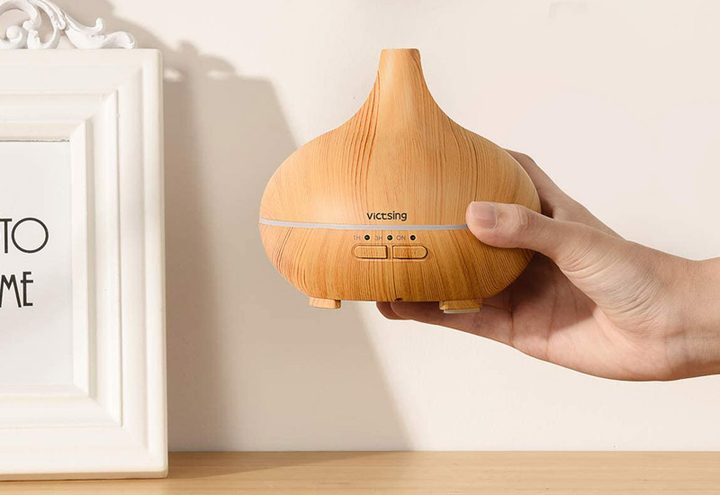 Usuario sosteniendo un difusor