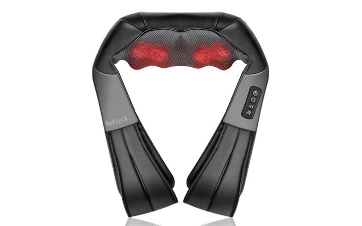 Masajeador de cuello y espalda sobre fondo blanco