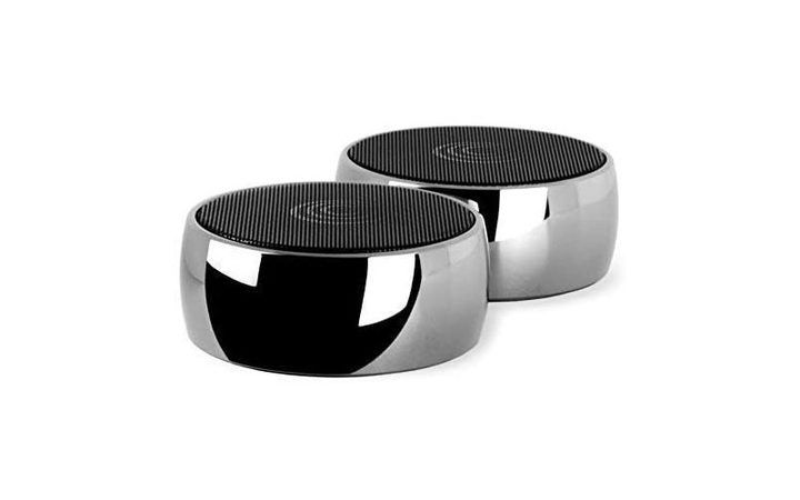 Bocinas para meditar sobre fondo blanco