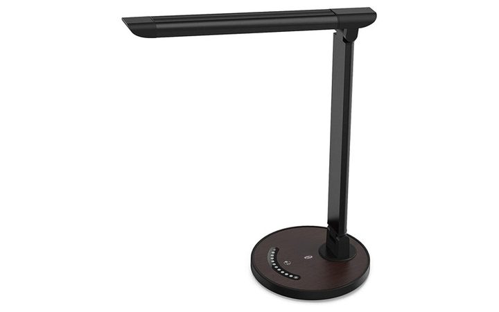 Lámpara con brillo ajustable sobre fondo blanco