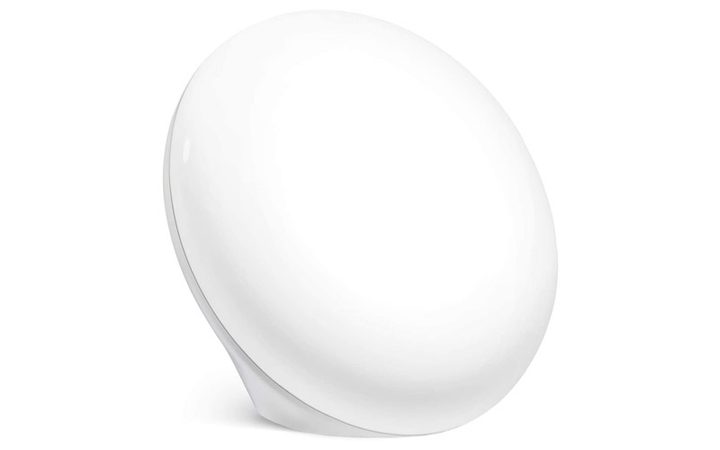 Lámpara de terapia de luz sobre fondo blanco