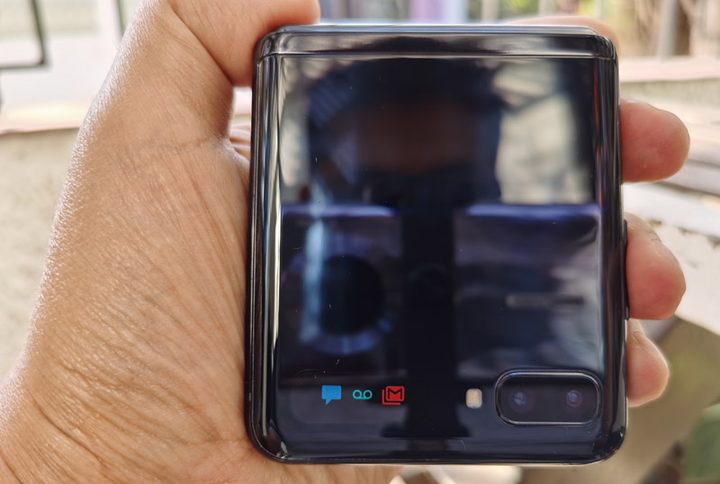 Usuario sosteniendo el Galaxy Z Flip