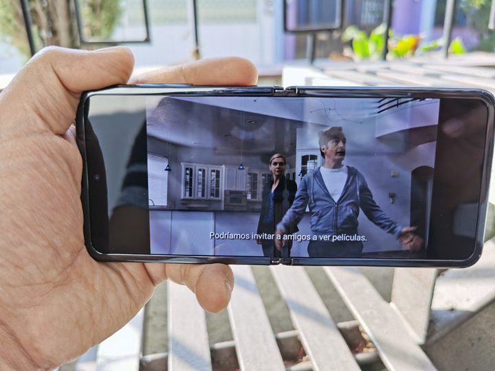 Usuario sosteniendo el Galaxy Z Flip