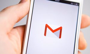Celular en la mano de una persona para aprender cómo cambiar la foto de perfil de Gmail