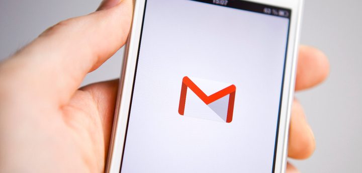Celular en la mano de una persona para aprender cómo cambiar la foto de perfil de Gmail