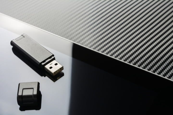 Memoria USB sobre superficie negra brillante