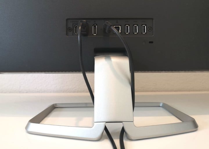 Parte posterior de un monitor para aprender a cómo configurar dos monitores en Windows 10