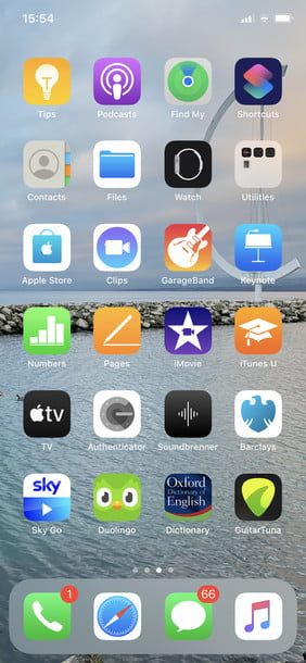 Pantalla principal de un iPhone y de Utilidades para grabar Nota de voz