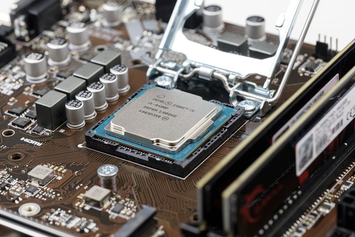 Procesador intel en el socket de una tarjeta principal para mostrar como aumentar la velocidad de tu PC