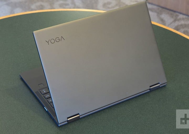 Lenovo Yoga Chromebook C630 gris plata semiabierta vista desde arriba y sobreuna mesa redonda verde