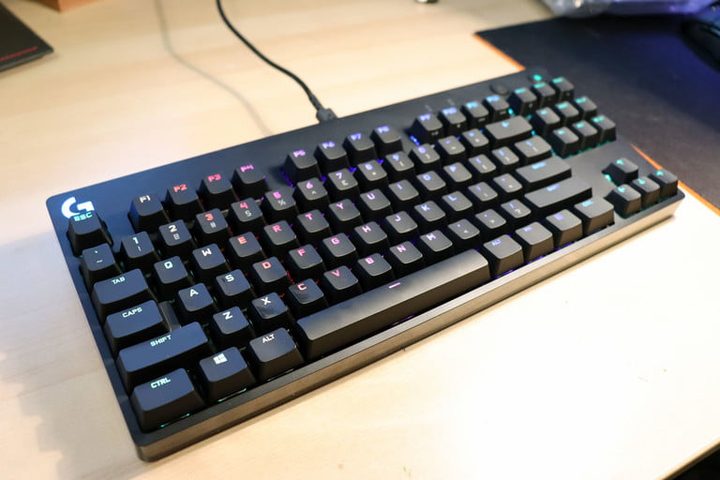 Best mechanical keyboard without a number pad: Logitech G Pro X sobre un escritorio de madera